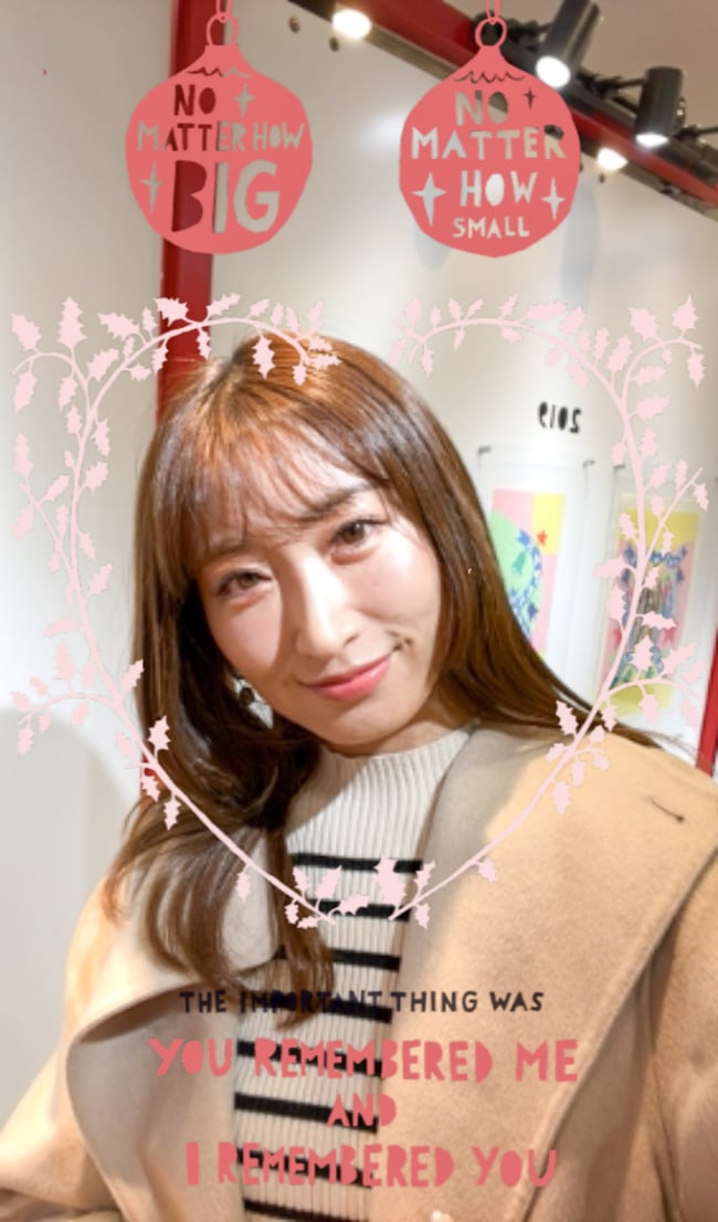 大丸松坂屋のスペシャルARを体験する三井菜那