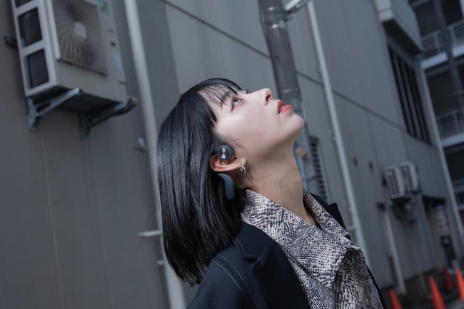 SAKURA、Chinami、Natsuki Higashiの3人が着用するゲオの高コスパイヤホン