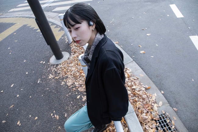 SAKURA、Chinami、Natsuki Higashiの3人が着用するゲオの高コスパイヤホン