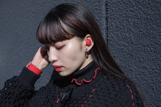 SAKURA、Chinami、Natsuki Higashiの3人が着用するゲオの高コスパイヤホン