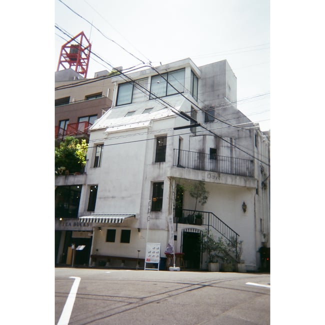 白い一軒家の外観
