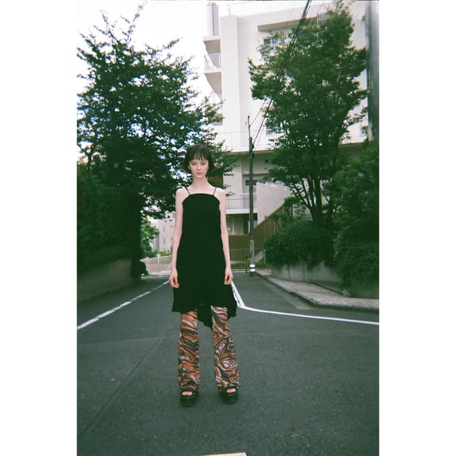 ボブスタイルの女性の全身写真