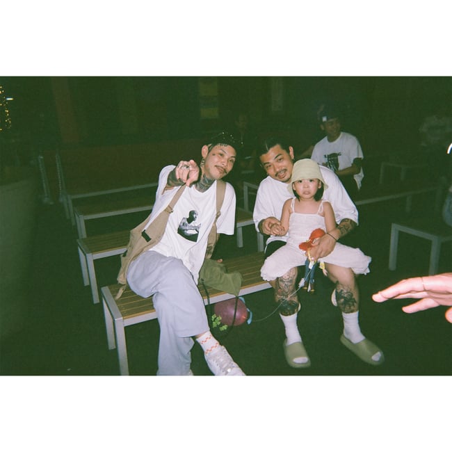 2人の男性と膝の上に女の子が乗っている写真