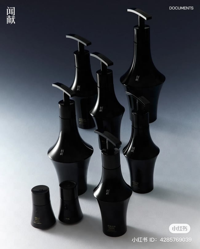 黒いシャンプーボトルが並んだ画像