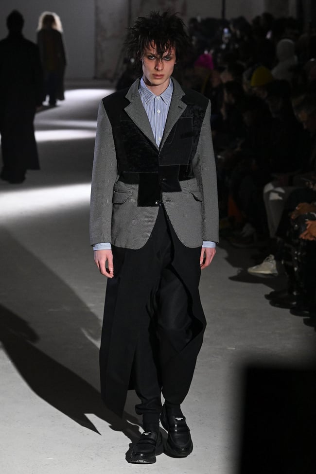 「ジュンヤ ワタナベ マン(JUNYA WATANABE MAN)」がパリファッションウィークで発表した2024年秋冬コレクション