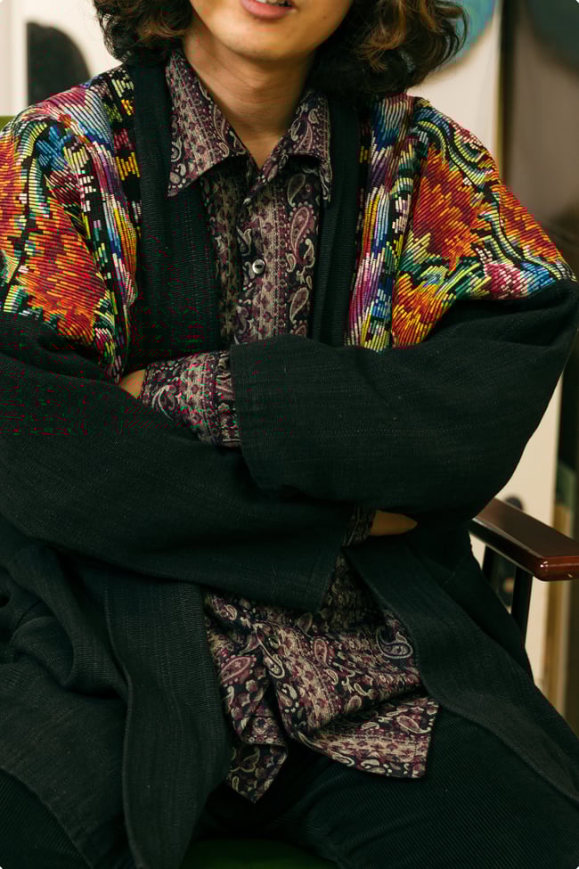カイホさんの服のクローズアップ
