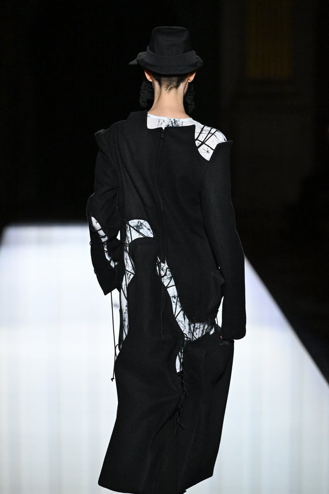 ヨウジヤマモト 2024-25年秋冬コレクション
