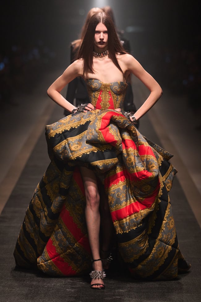 「VERSACE」2025年秋冬コレクション