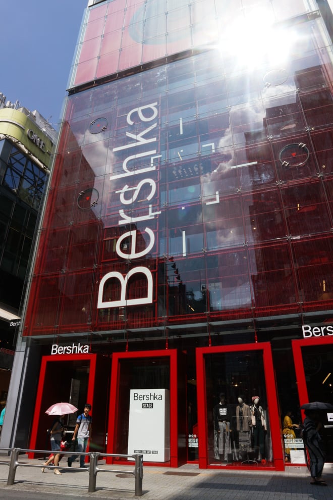 赤いチェーンに包まれた「ベルシュカ」渋谷の大型店がリニューアルオープン