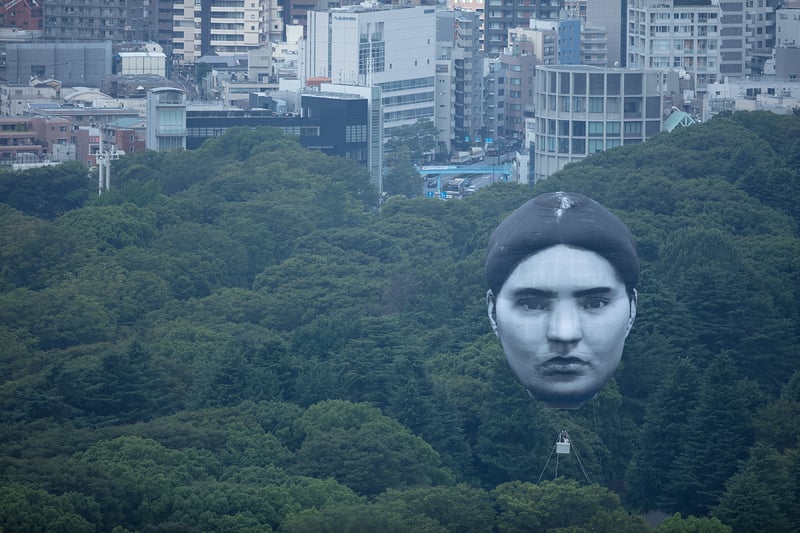 ビル7階分の巨大な顔が東京の空に浮上、アートプロジェクト「まさゆめ