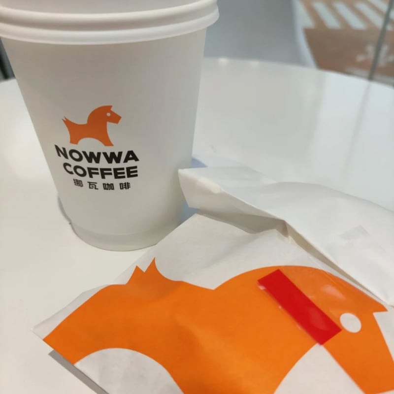 Nowwa Coffeeのロゴが入ったカップ