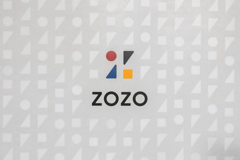 4色のカラーと4種の記号で構成されたZOZOのロゴ