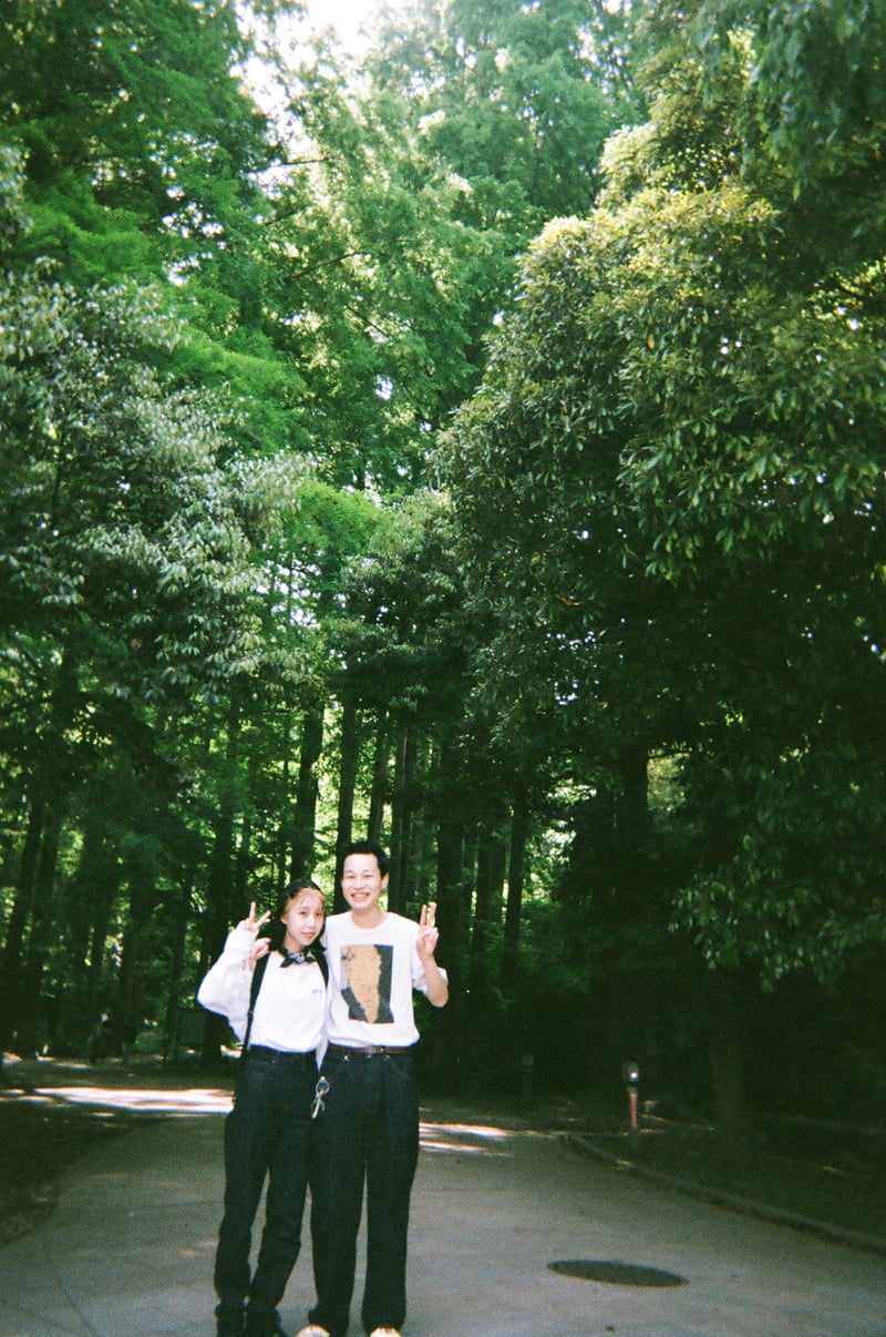 夫婦でよく散歩に出かける近所の生田緑地。何かあったら自然のパワーをもらえる特別な場所。休日は二人でラジオ体操も。