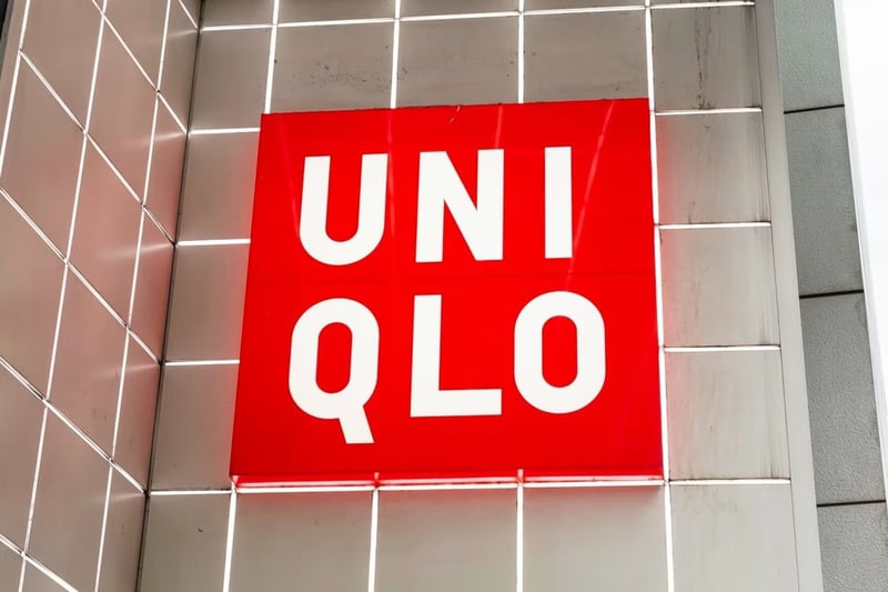 ユニクロの赤い看板ロゴ