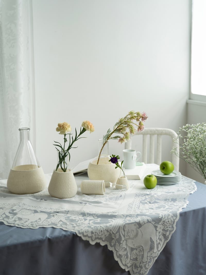 ミントデザインズが伊勢丹で開催するポップアップで展開する白いニットをあしらった花瓶