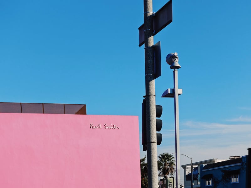ポール・スミス店舗のピンクの外壁