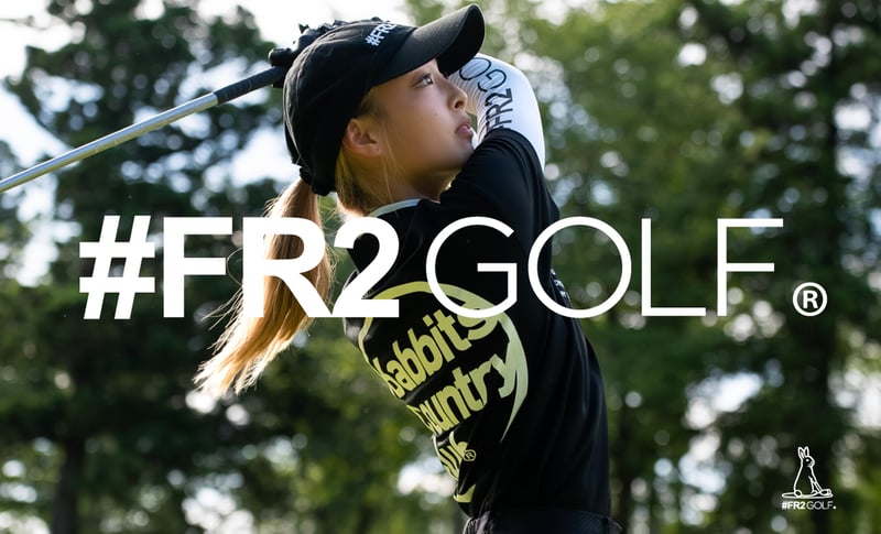 ブランドアイテムを着てゴルフをしているモデルを背景に＃FR2GOLFの文字