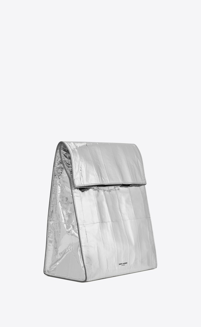 サンローランの新作バッグ「デリ ペーパーバッグ」のヴィジュアル