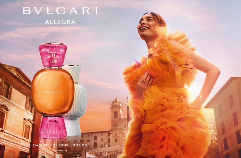 イタリアの夕焼けの街並みを歩く女性とコラージュされた香水瓶