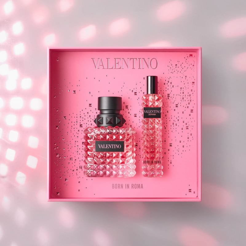ピンクのギフトボックスに収められた大小サイズの香水瓶