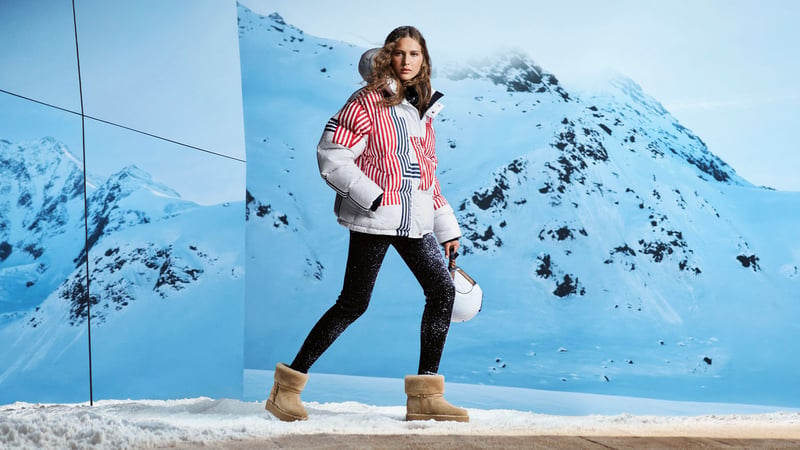 雪山を歩く女性のモデル
