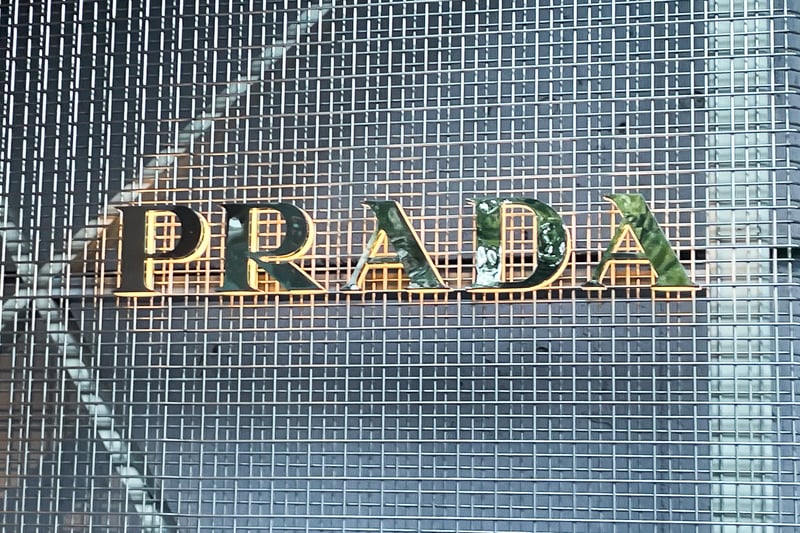 プラダの店舗ロゴ