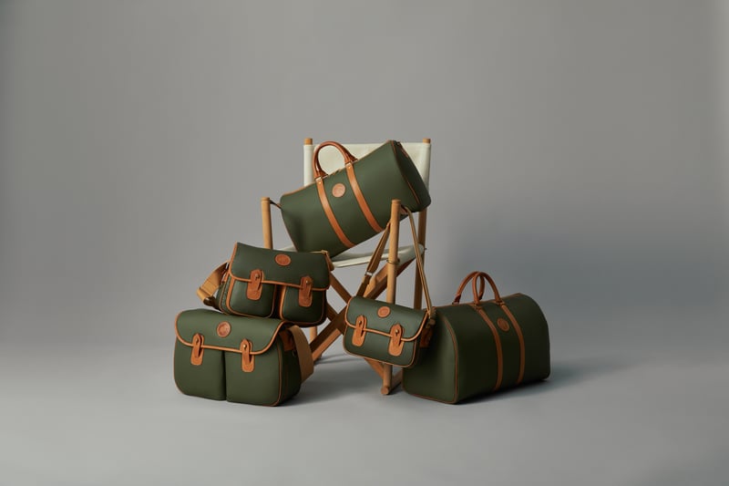 椅子の周りに陳列された5種類のネオバチュー・クロスのバッグ