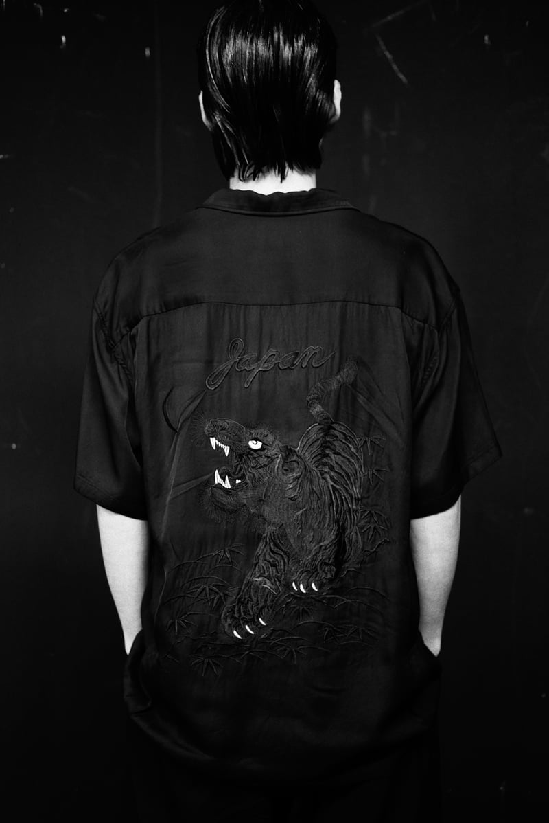 ワイズ×テーラー東洋、ブラックで統一した虎刺繍のスカシャツを発売