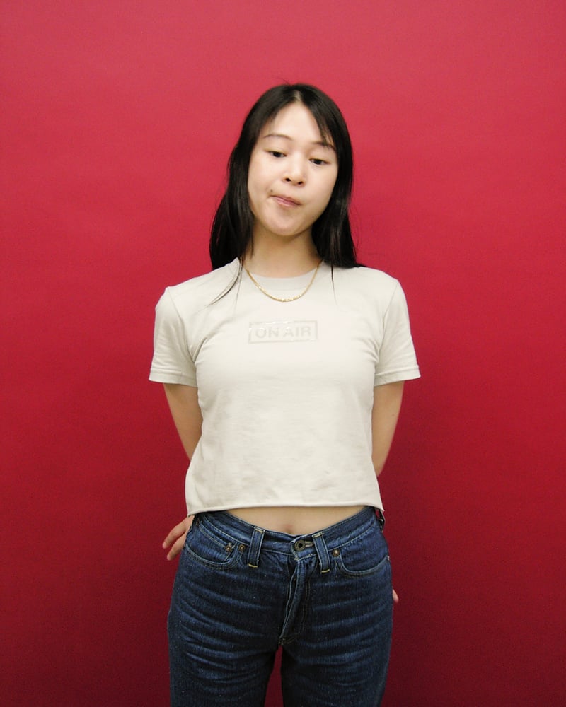 Tシャツを着た女性