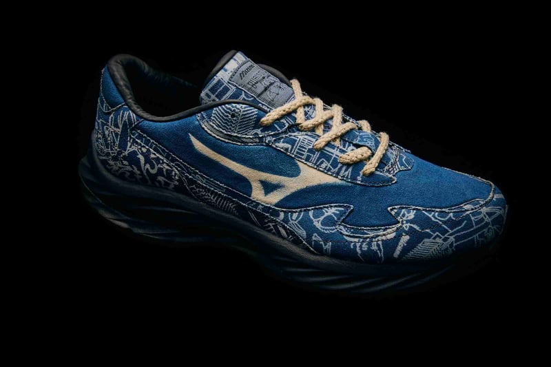 MIZUNOが徳島発の藍染集団「BUAISOU」とコラボレーションしたシューズ