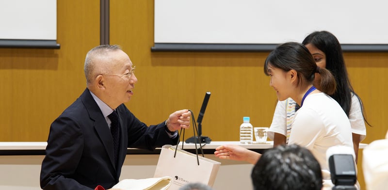 ファーストリテイリング 柳井会長