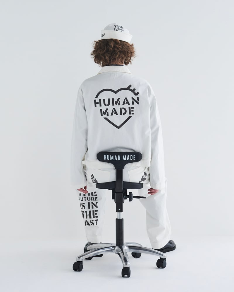 「ayur-chair × HUMAN MADE プレミアムモデル01」に腰掛ける人物の後ろ姿