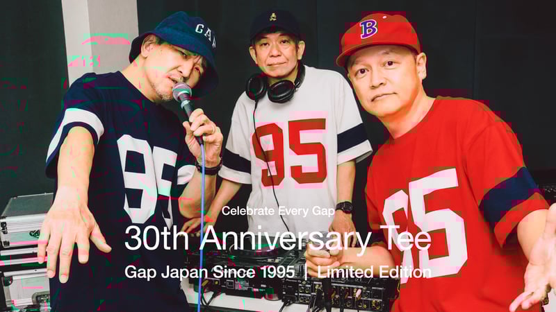 30th Anniversary Teeを着用するスチャダラパー