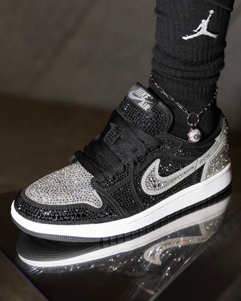 ウィメンズ エア ジョーダン 1 LOW OG Swarovski®クリスタル仕様