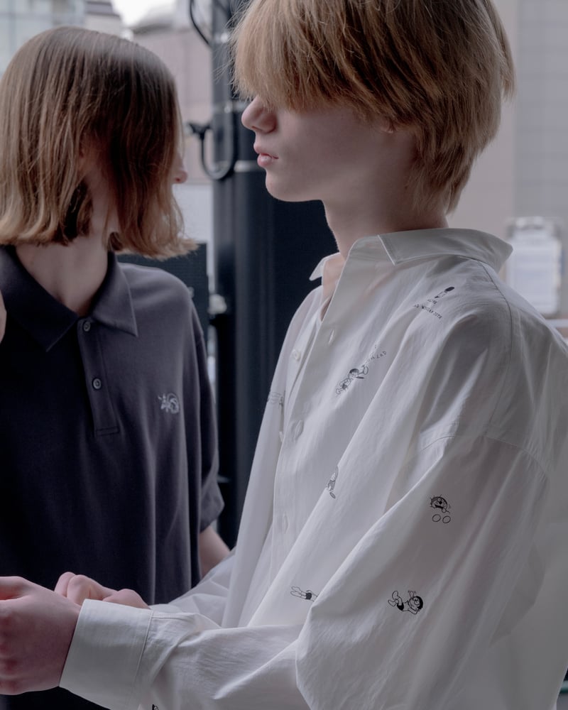 ラッド ミュージシャンがドラえもんとコラボし発売する総柄シャツを着用する男性