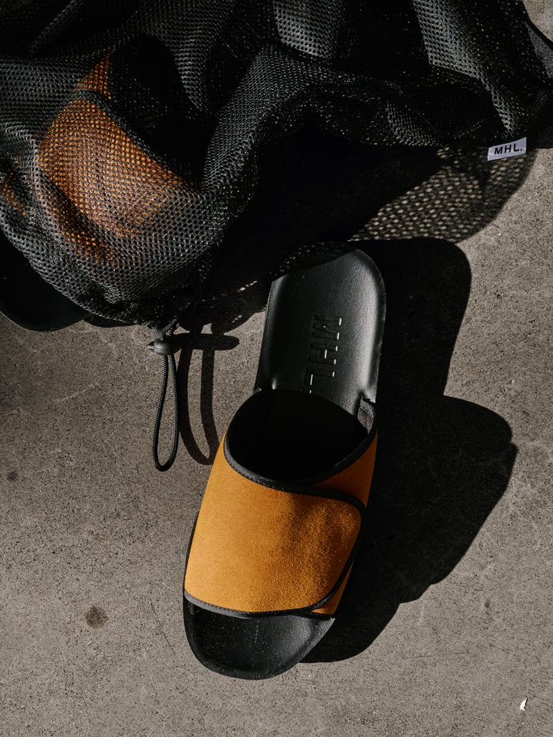 「エムエイチエル.（MHL.）」が、シューズメーカー「ムーンスター（MOONSTAR）」に別注したサンダル「MHL. MOONSTAR SCHOOL SANDALS」