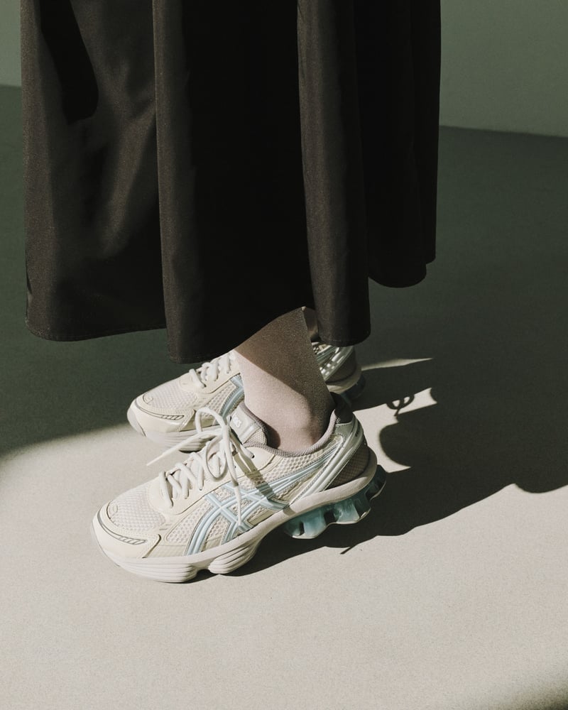 ASICSとemmiの別注カラーのシューズ
