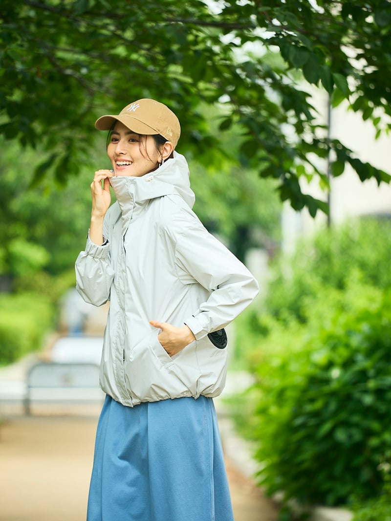 マウンテンパーカーを着た女性