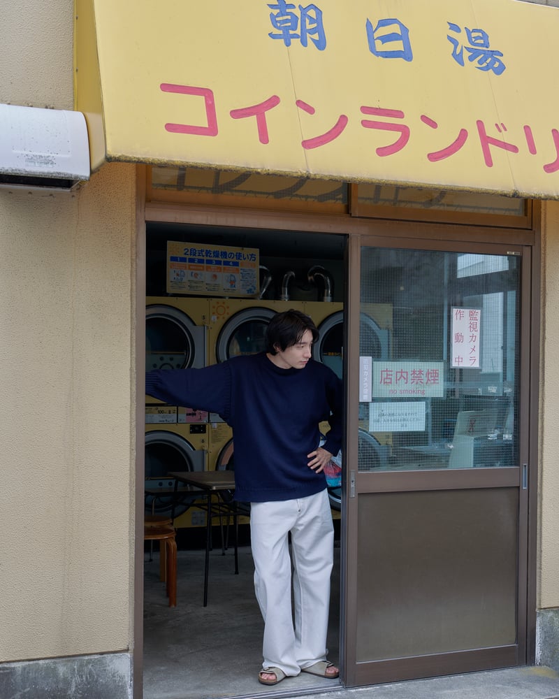 ユースオブザウォーターの服を着た男性モデル