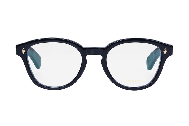 黒縁のアイウェア