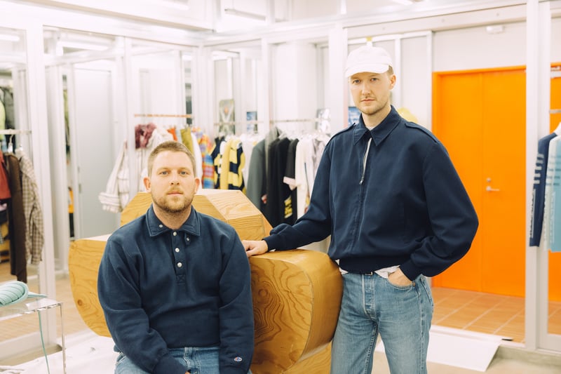 「ステファン クック」クリエイティブディレクターのジェイク・バートとステファン・クックのポートレート