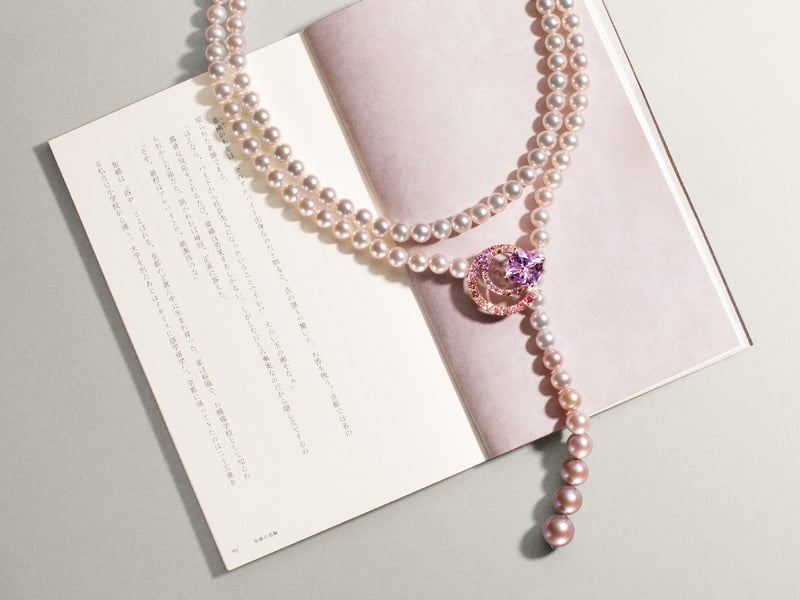 短編小説の冊子とジュエリー