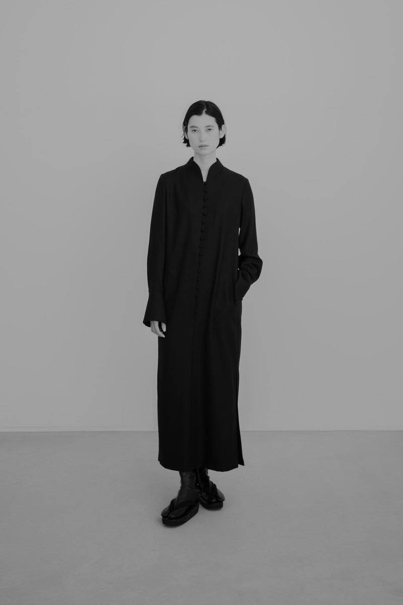 Mame Kurogouchi Basicsの2025年秋冬のルック画像