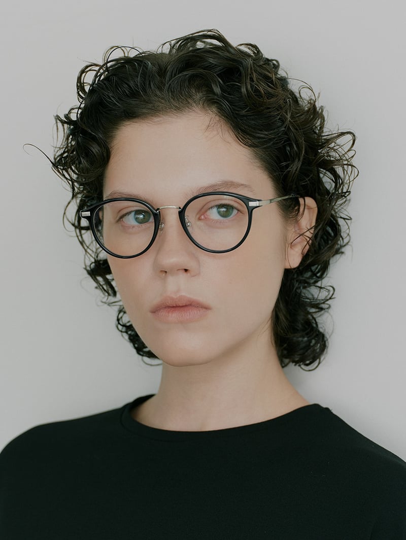 メガネを着用したモデルのバストアップ
