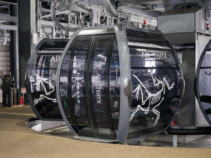 野沢温泉の長坂ゴンドラのアークテリクスラッピング画像