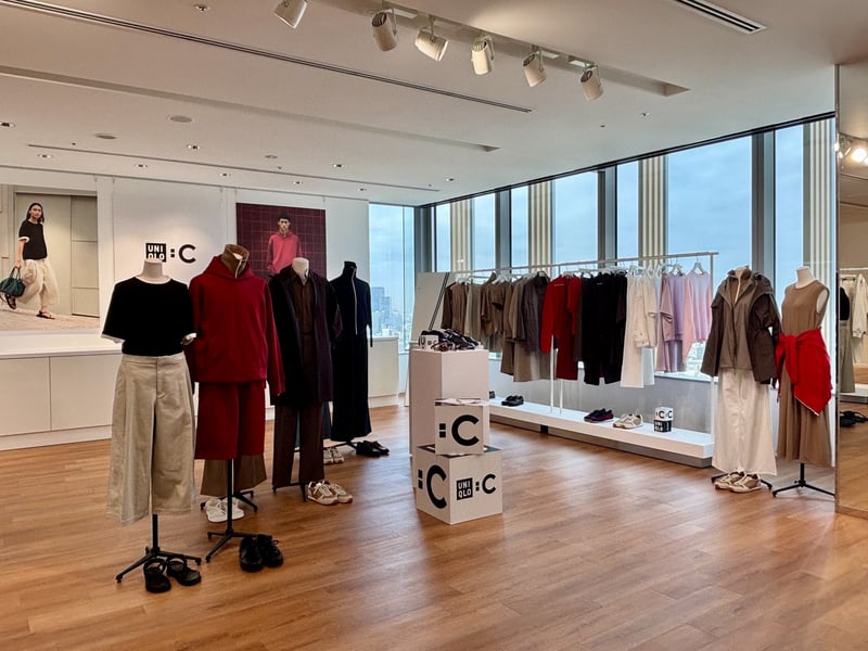 「ユニクロ：シー」2026年春夏展示会画像