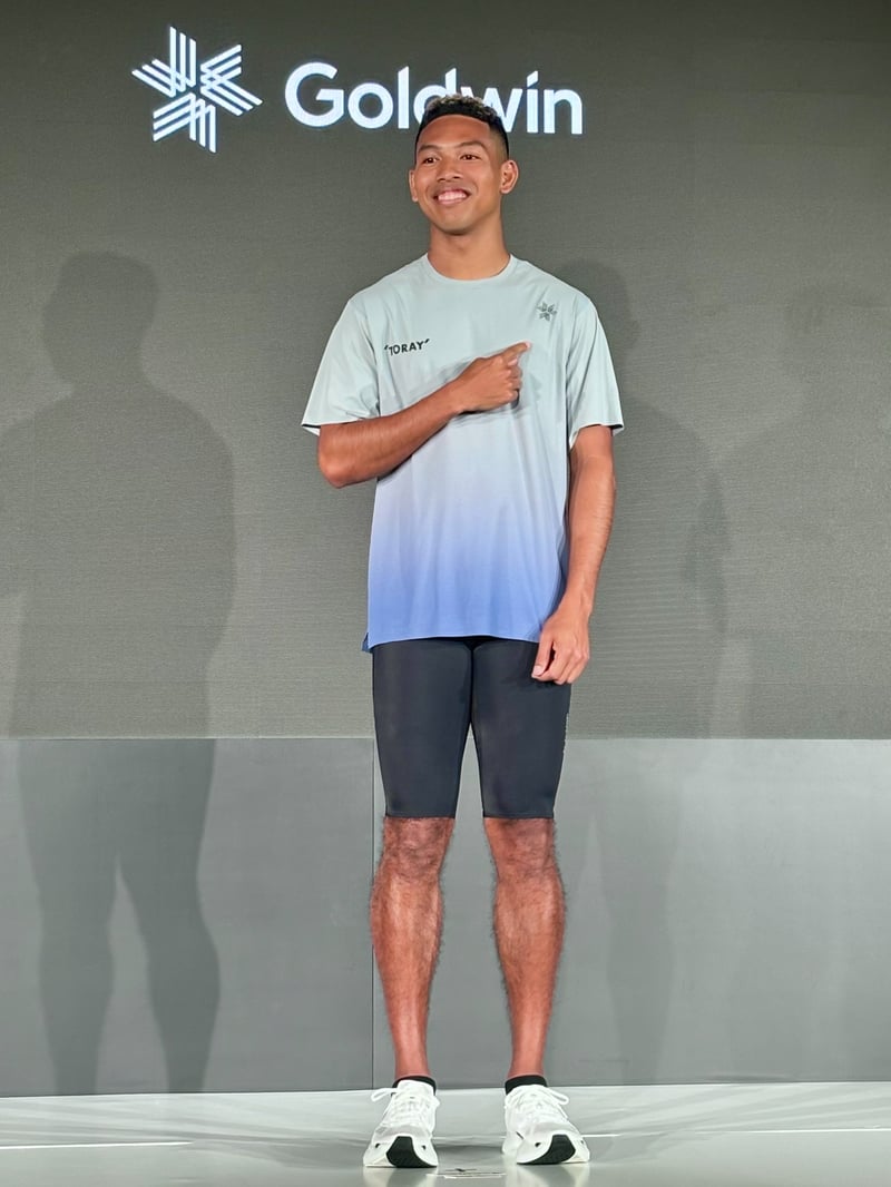 ゴールドウインとのアスリート契約締結会見に登壇したサニブラウン選手の画像