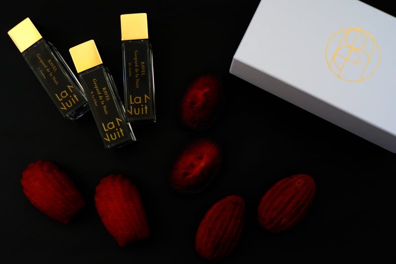 ラニュイ パルファンが発売する焼き菓子とのペアリンFRONT）」というふセット