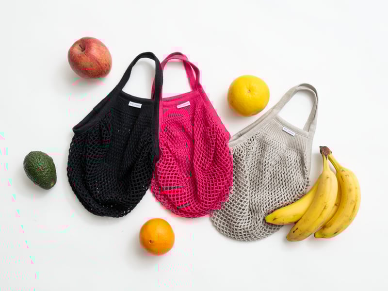 黒、ピンク、グレーのバッグ