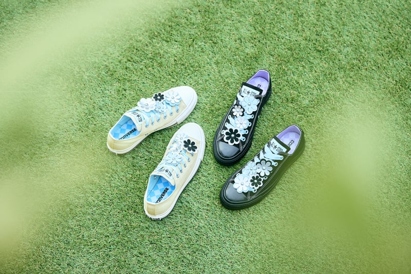 フラワーチャーム付きのシューズ